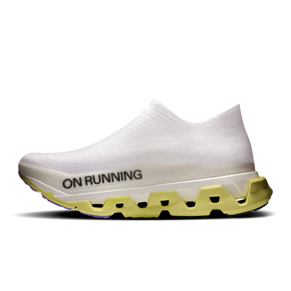 On Cloudmonster 3 Hyper LS i Limelight/Bloom er en hvid unisex slip-on løbesko med "ON RUNNING" i sort på siden og en tyk gul og hvid sål med Helion HF-hyperskum, udskårne geometriske former og en almindelig hvid baggrund.