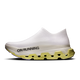 On Cloudmonster 3 Hyper LS i Limelight/Bloom er en hvid unisex slip-on løbesko med "ON RUNNING" i sort på siden og en tyk gul og hvid sål med Helion HF-hyperskum, udskårne geometriske former og en almindelig hvid baggrund.