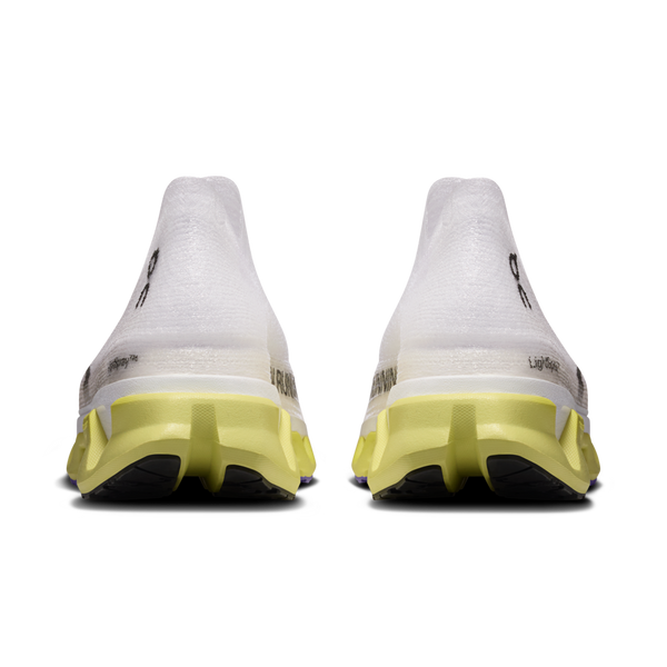 Et par On Cloudmonster 3 Hyper LS unisex løbesko i Limelight/Bloom, med hvid overdel, gul Helion HF hyper foam mellemsål og sort ydersål, er vist bagfra side om side på en almindelig hvid baggrund.