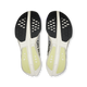 Et billede oppefra og ned af ydersålerne på On Cloudboom Strike Dame løbesko i Juniper/Limelight med sorte, hvide og gule detaljer med diamantformede udskæringer på gummislidbanen.