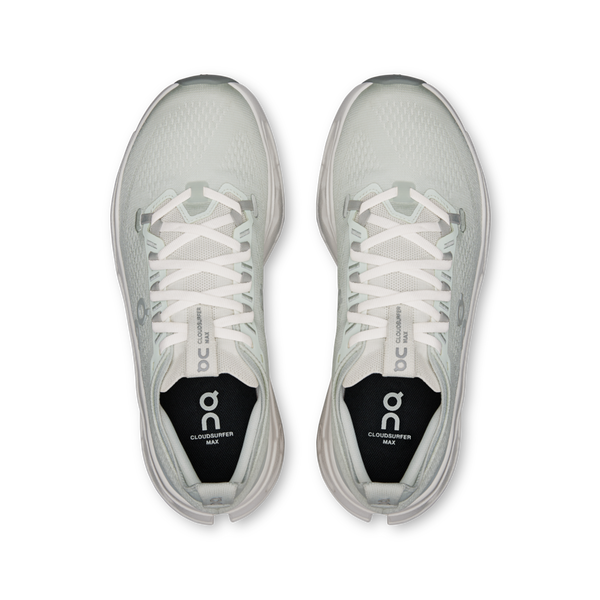 Et top-down billede af On Cloudsurfer Max Dame løbesko til kvinder i Iceberg/Ivory, med hvide snørebånd og sorte indlægssåler med et hvidt On-logo, fremhæver den innovative CloudTec-teknologi på en almindelig hvid baggrund.
