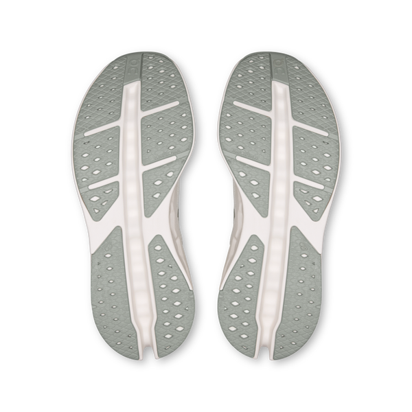 Bunden på Cloudsurfer Max Dame by On i Iceberg/Ivory viser lysegrå såler med hvide buede linjer og diamantformede greb - ideelt for fans af komfort løbesko eller dem, der ønsker Cloudsurfer Max dame løbesko.