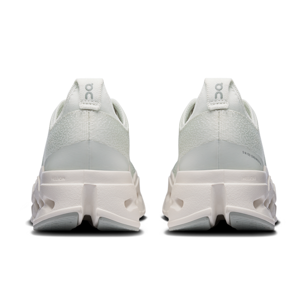 Et par On Cloudsurfer Max dame løbesko i Iceberg/Ivory vises bagfra på en hvid baggrund, der fremhæver hælen, sålens mønster og "ON"-branding øverst på hver hælkappe.