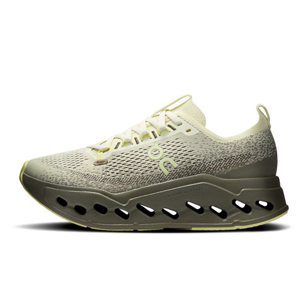 On Cloudsurfer Max løbesko dame i Seedling/Olive har et design i lys beige og oliven, overdel i åndbart mesh, snørelukning og tyk sål med udskårne huller - drevet af CloudTec Phase for øget komfort.