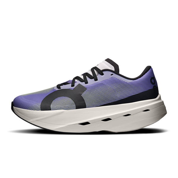 Et sidebillede af On Cloudboom Volt løbesko dame i Juniper/Limelight med hvid sål, sorte snørebånd og en grøn-gul overdel. Den er perfekt til tempotræning og har et fedt sort cirkelformet mønster på siden.