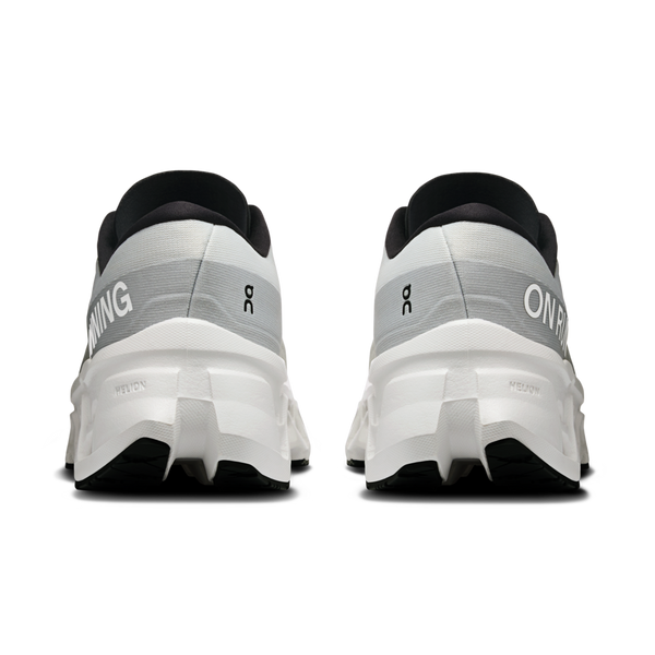 Bagfra ses On Cloudmonster 3 Dame løbesko i hvid/hvid med sorte såler, synligt logo bagpå og tyk tekstureret CloudTec-støddæmpning.