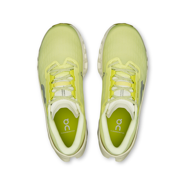 Et par On Cloudmonster 3 Dame løbesko i Limelight/Seedling, set ovenfra med snørebånd, mesh-overdel, On-logoer på indersålerne og den karakteristiske CloudTec-støddæmpning.