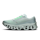 ON Cloudmonster 3 Dame i farven Ivory/Topaz har et lyseblåt, lavt snøredesign, en tyk hvid sål med rektangulære udskæringer, CloudTec-støddæmpning og diskrete grønne detaljer – perfekt som løbesko til kvinder.