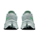 Et par ON Cloudmonster 3 Dame-løbesko i farven Ivory/Topaz, set bagfra med tykke hvide CloudTec-såler og teksten »ON RUNNING« i grønt på hælen, mod en ensfarvet hvid baggrund.