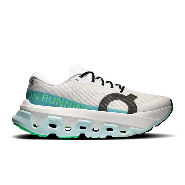ON Cloudmonster 3 Hyper-løbesko til kvinder i farven Ivory/Flurry har sorte snørebånd, maksimal støddæmpning og en tyk hvid/mintgrøn sål med geometriske udskæringer. ON RUNNING-teksten og et stort O-logo pryder siden og sikrer både komfort og stil.