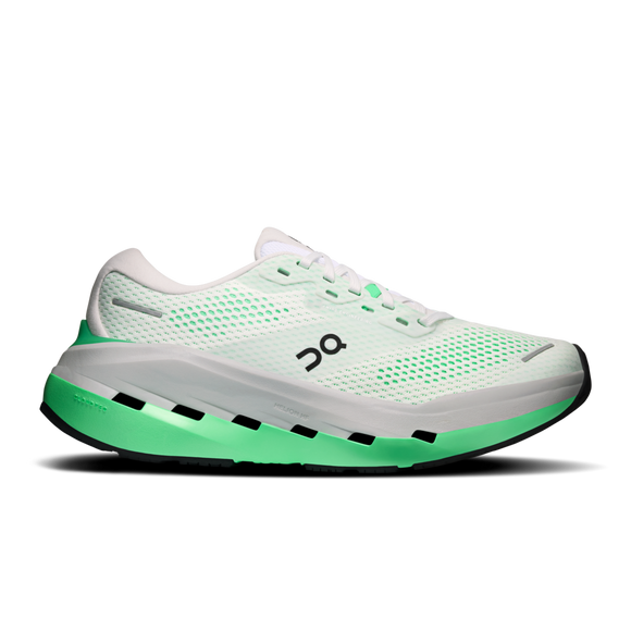 Cloudrunner 3 Max er en hvid og verditgrøn løbesko fra On med en åndbar overdel i mesh, snørelukning, sorte detaljer på sålen og det karakteristiske On-logo på siden. Designet, der er fotograferet på en ensfarvet hvid baggrund, sikrer maksimal komfort ved hver eneste løbetur.