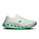 Cloudrunner 3 Max er en hvid og verditgrøn løbesko fra On med en åndbar overdel i mesh, snørelukning, sorte detaljer på sålen og det karakteristiske On-logo på siden. Designet, der er fotograferet på en ensfarvet hvid baggrund, sikrer maksimal komfort ved hver eneste løbetur.