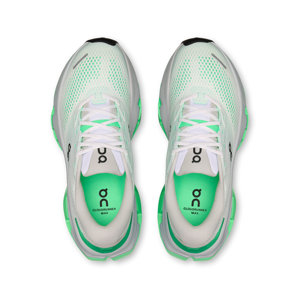 Oversigtsbillede af et par hvide On Cloudrunner 3 Max Dame-sneakers i farvekombinationen White/Verdite, med verdite-grønne detaljer, hvide snørebånd og overdel i mesh. Skoene er designet som løbesko til kvinder med henblik på maksimal komfort, og de grønne indlægssåler er trykt med teksten »Cloudrunner Max« og On-logoet i sort.