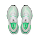 Oversigtsbillede af et par hvide On Cloudrunner 3 Max Dame-sneakers i farvekombinationen White/Verdite, med verdite-grønne detaljer, hvide snørebånd og overdel i mesh. Skoene er designet som løbesko til kvinder med henblik på maksimal komfort, og de grønne indlægssåler er trykt med teksten »Cloudrunner Max« og On-logoet i sort.