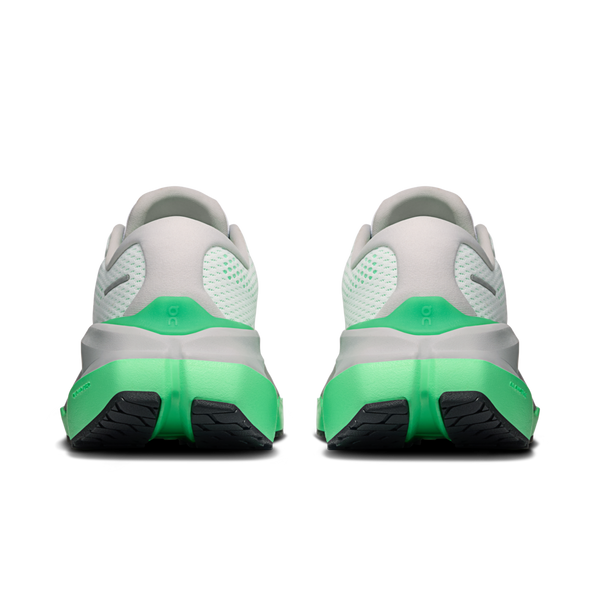 Et par On Cloudrunner 3 Max-løbesko til kvinder i farvekombinationen White/Verdite vises set bagfra, placeret side om side på en ensfarvet hvid baggrund. Hælene har strukturerede detaljer og On-logoet, hvilket sikrer maksimal komfort ved hvert skridt.