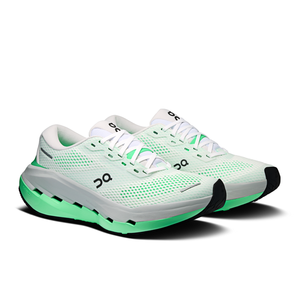 Et par On Cloudrunner 3 Max-løbesko til kvinder i farvekombinationen White/Verdite, med hvide snørebånd, sorte såler, overdel i mesh og ON-logoer på siderne, designet til maksimal komfort og vist på en hvid baggrund.
