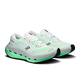 Et par On Cloudrunner 3 Max-løbesko til kvinder i farvekombinationen White/Verdite, med hvide snørebånd, sorte såler, overdel i mesh og ON-logoer på siderne, designet til maksimal komfort og vist på en hvid baggrund.