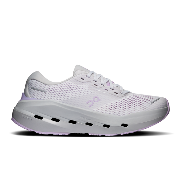 On Cloudrunner 3 Max, Dame, i farvekombinationen Frost/Verbana er en hvid løbesko med lyselilla detaljer. Den har en åndbar overdel i mesh, snørelukning og en tyk, polstret sål med sorte detaljer på mellemsålen, der sikrer maksimal komfort. Skoen vises på en ensfarvet hvid baggrund.