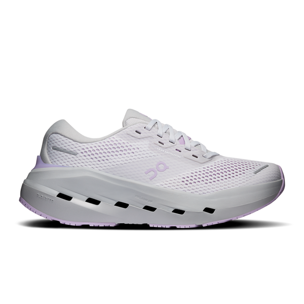 On Cloudrunner 3 Max, Dame, i farvekombinationen Frost/Verbana er en hvid løbesko med lyselilla detaljer. Den har en åndbar overdel i mesh, snørelukning og en tyk, polstret sål med sorte detaljer på mellemsålen, der sikrer maksimal komfort. Skoen vises på en ensfarvet hvid baggrund.