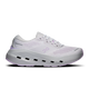 On Cloudrunner 3 Max, Dame, i farvekombinationen Frost/Verbana er en hvid løbesko med lyselilla detaljer. Den har en åndbar overdel i mesh, snørelukning og en tyk, polstret sål med sorte detaljer på mellemsålen, der sikrer maksimal komfort. Skoen vises på en ensfarvet hvid baggrund.