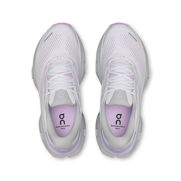 Et par On Cloudrunner 3 Max dame-løbesko i farven Frost/Verbana, set ovenfra, viser det øverste mesh-design, snørebåndene og indersålerne med Cloudrunner 3 Max-logoet – designet til maksimal komfort ved hvert skridt på din løbetur.
