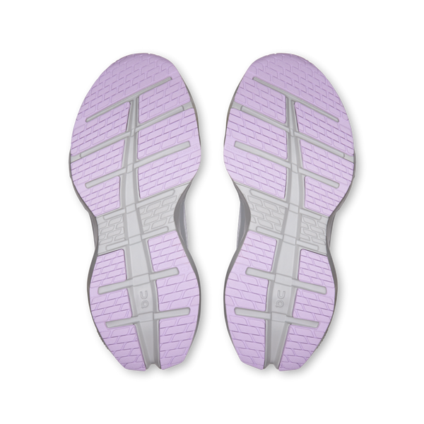 Her ses to sneakersåler side om side med et lyselilla mønster og grå detaljer. On Cloudrunner 3 Max Dame i farven Frost/Verbana er designet med henblik på maksimal komfort og har et opdelt, gitterlignende mønster med dybe riller samt et synligt Cloudrunner 3 Max-logo tæt på hælen.