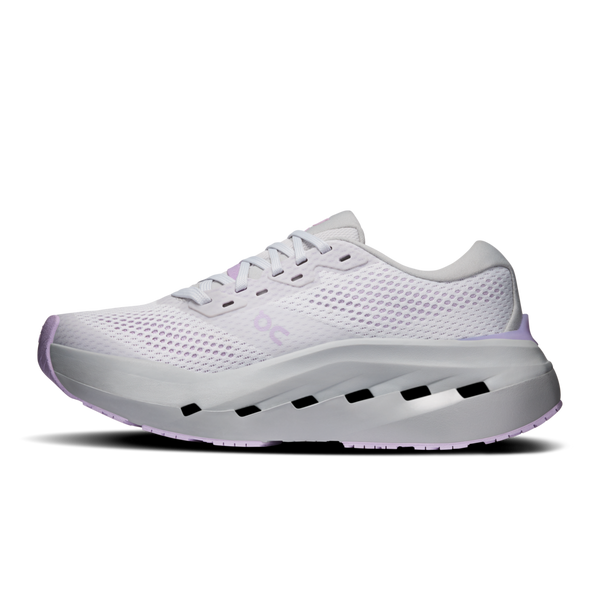 En hvid sportsløbesko fra On, Cloudrunner 3 Max, Dame i farvekombinationen Frost/Verbana, har en overdel i mesh med lyselilla detaljer og en tyk, polstret sål med sorte, rektangulære detaljer langs mellemsålen, der sikrer maksimal komfort. Skoen er afbildet i sideprofil på en hvid baggrund.