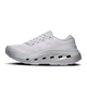 En hvid sportsløbesko fra On, Cloudrunner 3 Max, Dame i farvekombinationen Frost/Verbana, har en overdel i mesh med lyselilla detaljer og en tyk, polstret sål med sorte, rektangulære detaljer langs mellemsålen, der sikrer maksimal komfort. Skoen er afbildet i sideprofil på en hvid baggrund.