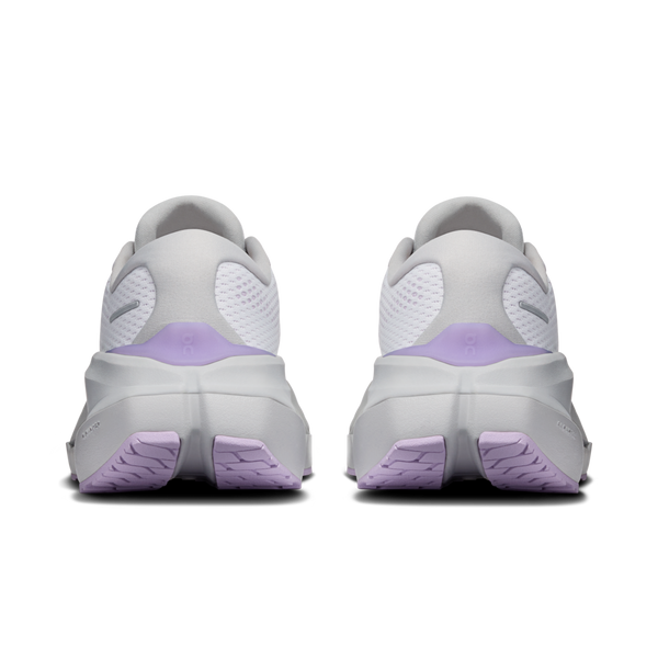 Et par On Cloudrunner 3 Max Dame-sneakers i farven Frost/Verbana vises set bagfra på en ensfarvet hvid baggrund. Disse sportssko er designet som løbesko med henblik på maksimal komfort og har en overdel med struktur, lyselilla såler og et karakteristisk buet hæl-design.