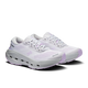 Vi præsenterer On Cloudrunner 3 Max-løbeskoene til kvinder i farven Frost/Verbana: Et par hvide, sporty løbesko designet til maksimal komfort, med lette lilla detaljer, åndbare mesh-overdele og tykke, stødabsorberende såler inspireret af Cloudrunner 3 Max. Skoene har snørebånd og vises på en hvid baggrund.