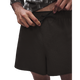 En person strammer snoren i et par ON Performance Volt Shorts, Herre, Espresso. Personen har en mønstret skjorte på med opsmøgede ærmer, og på det beskårne billede ses kun overkroppen og de øverste dele af benene.
