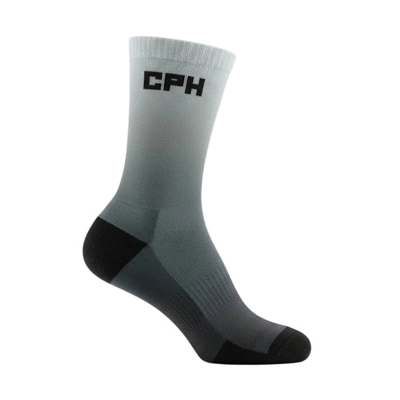 Feetures Elite Light Cushion Mini Crew Unisex-strømpen i lysegrå med sorte detaljer på hæl, tå og svang har ultralet støddæmpning og CPH-bogstaver i toppen på en hvid baggrund.