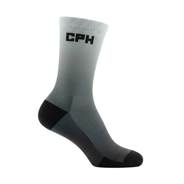 Feetures Elite Light Cushion Mini Crew Unisex-strømpen i lysegrå med sorte detaljer på hæl, tå og svang har ultralet støddæmpning og CPH-bogstaver i toppen på en hvid baggrund.