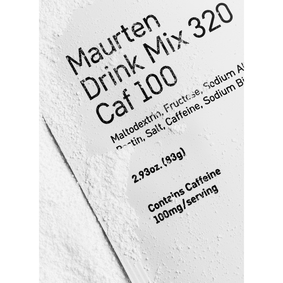 Nærbillede af en Maurten Drink Mix 320 Caf 100-pakke, en energi- og hydrogel-drik med koffein, delvist pudret med hvidt pulver; den indeholder en ingrediensliste og 100 mg koffein pr. portion, nettovægt 2,93 oz (83 g).
