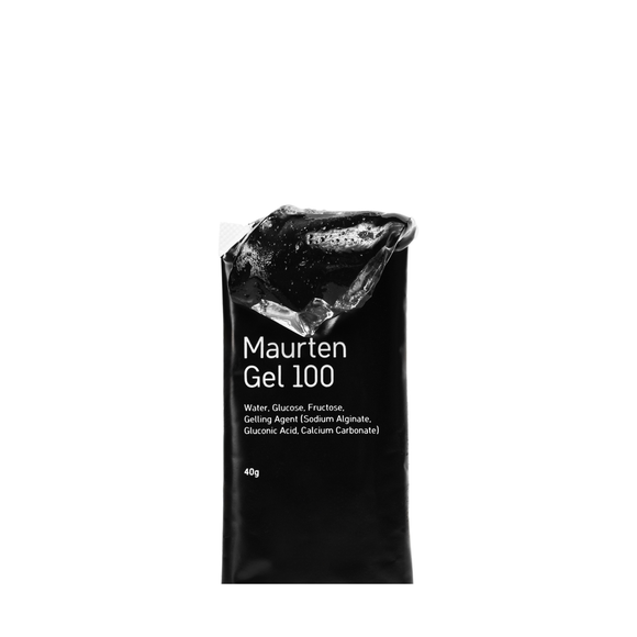En sort 40 g-pakke med Maurten Gel 100, Neutral viser klar gel, der kommer ud af toppen. Etiketten viser vand, glukose, fruktose og geleringsmidler som ingredienser i denne praktiske hydrogel-energigel.