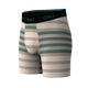 Stance Double Stripe Wholester herre-boxershorts i croissant-stil har vandrette grønne og beige striber og er fremstillet af Butter Blend-stof i høj kvalitet, der sikrer enestående blødhed. Disse komfortable herre-boxershorts er designet med en tætsiddende pasform og et sort elastisk linning med STANCE-logoet i hvidt og præsenteres her på en ensfarvet hvid baggrund.