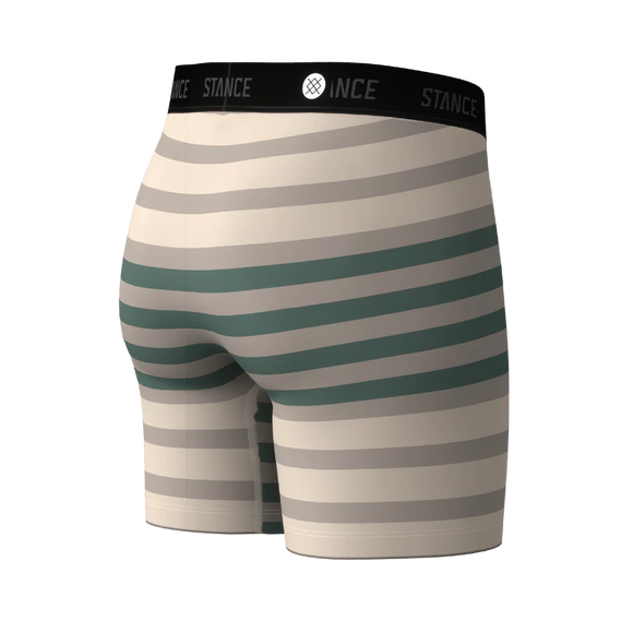 Her præsenterer vi Double Stripe Wholester til mænd fra Stance, med vandrette grønne og beige striber (Croissant) og en sort linning med STANCE-logoet i hvidt. Disse boxershorts er fremstillet af det ultrabløde Butter Blend-materiale og kombinerer komfort hele dagen med et stilfuldt design.