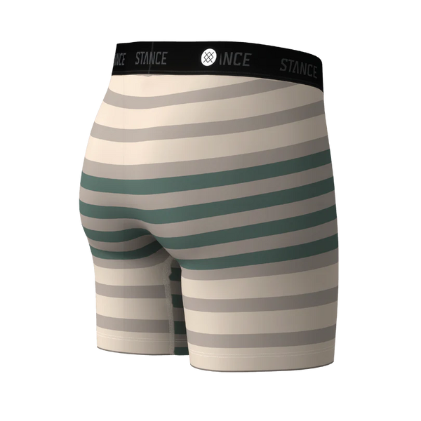 Her præsenterer vi Double Stripe Wholester til mænd fra Stance, med vandrette grønne og beige striber (Croissant) og en sort linning med STANCE-logoet i hvidt. Disse boxershorts er fremstillet af det ultrabløde Butter Blend-materiale og kombinerer komfort hele dagen med et stilfuldt design.