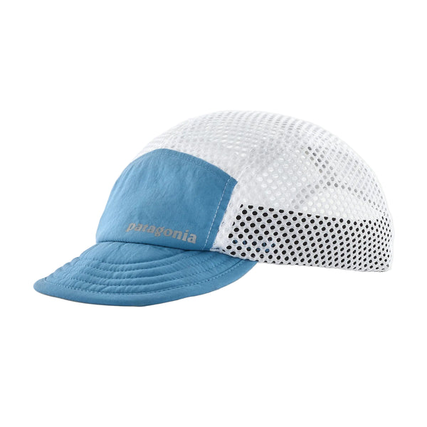 Patagonia Duckbill Cap, Unisex i Shore Blue, også kaldet en løbecap, har meshsider til ventilation, en ensfarvet blå skygge og Patagonia-logoet. Fremstillet af genbrugsnylon og vist på en almindelig lys baggrund.