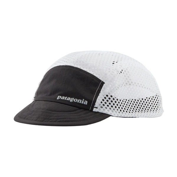 Patagonia Duckbill Cap, Unisex, Black w/Black, har et solidt sort frontpanel og skygge med Patagonia-logo samt hvide side- og toppaneler i mesh for ultralet ventilation. Fremstillet af genanvendt nylon.