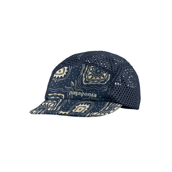 Vi præsenterer Patagonia Duckbill Cap, Unisex, Solar Blocks: New Navy – en netkasket med et abstrakt mønster i beige og marineblå på skyggen og frontpanelet. Denne ultralette, åndbare kasket er inspireret af den klassiske Patagonia Duckbill Running Cap og har et fladt skyggeblad samt sider og bagside i mesh, der sikrer optimal ventilation. Den er afsluttet med det karakteristiske Patagonia-logo på fronten.