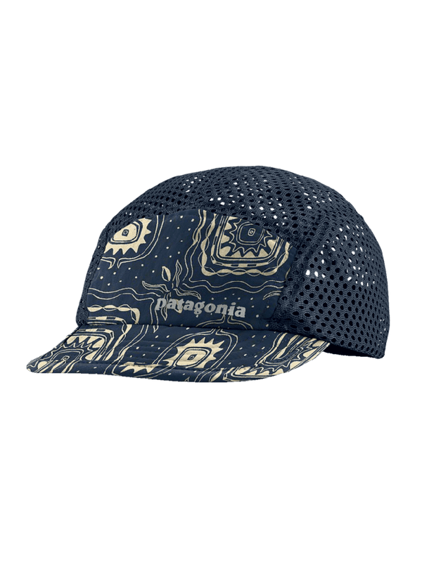 Vi præsenterer Patagonia Duckbill Cap, Unisex, Solar Blocks: New Navy – en netkasket med et abstrakt mønster i beige og marineblå på skyggen og frontpanelet. Denne ultralette, åndbare kasket er inspireret af den klassiske Patagonia Duckbill Running Cap og har et fladt skyggeblad samt sider og bagside i mesh, der sikrer optimal ventilation. Den er afsluttet med det karakteristiske Patagonia-logo på fronten.