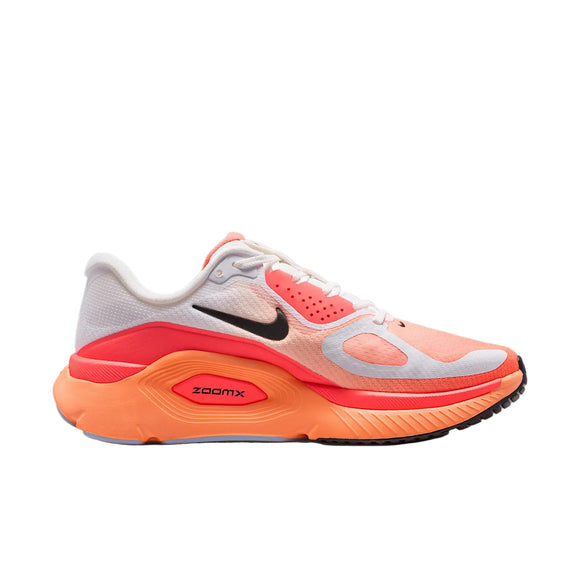 Et sidebillede af Nike Structure Plus Dame i White/Black-Hot Lava-Orange Pulse med hvid overdel, orange og koralfarvede detaljer, sort swoosh, hvide snørebånd og en tyk orange ZoomX-sål, der giver ekstra stabilitet under den daglige træning.