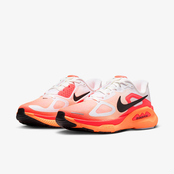 Nike Structure Plus Dame løbesko i White/Black-Hot Lava-Orange Pulse har et hvidt og orange gradient-design, sort swoosh og lyse orange såler - ideelle til daglig træning med ekstra stabilitet, vist på en hvid baggrund.