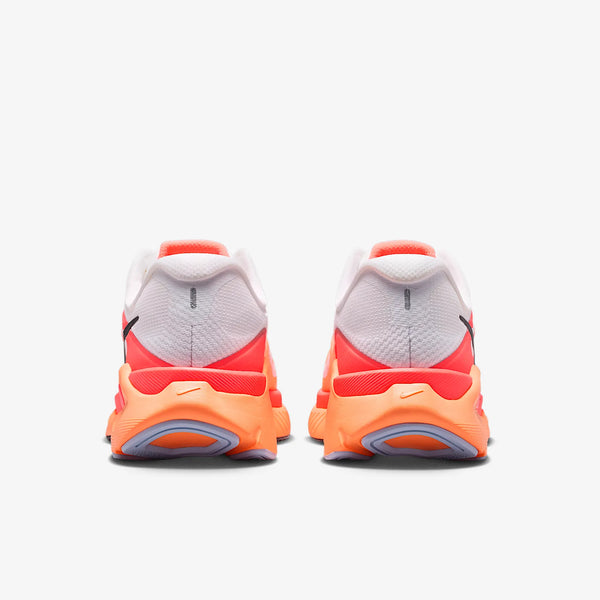 Et par Nike Structure Plus Dame løbesko i White/Black-Hot Lava-Orange Pulse, set bagfra med hvid overdel, orange og rødtonede mellemsåler, grå ydersåler og små Nike-logoer-skabt til ekstra stabilitet under daglig træning.