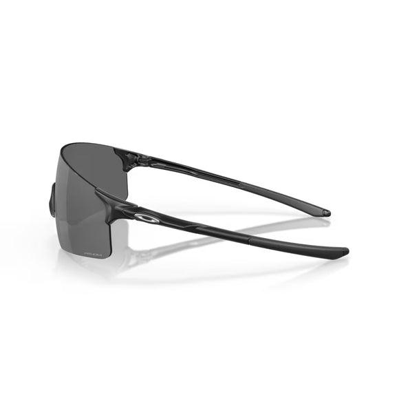 Et par Oakley EVZero Blades unisex sportssolbriller i mat sort med Prizm Black-glas, kantløst design, tynde buede stænger og High Definition Optics. Oakley-logoet vises på venstre arm mod en almindelig hvid baggrund.