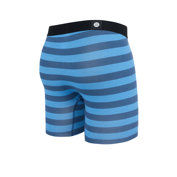 Stance Easy Wholester herre-bokseshorts i blå med horisontale striber og sort foring, vist fra bagsiden mod en hvid baggrund.