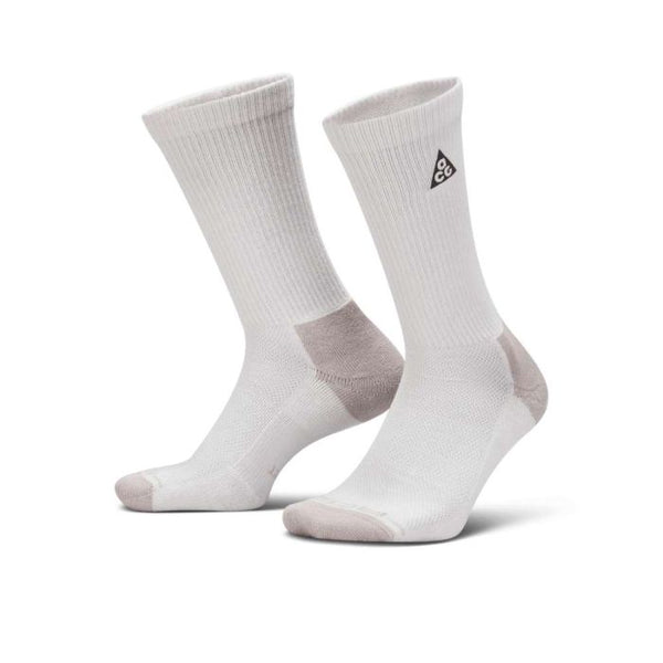 Nike Ed Elvd Crew Socks (Unisex) i Photon Dust/College Grey har ribbede manchetter, grå hæle og tæer og et lille sort trekantet logo på læggen, som ses lodret på en hvid baggrund.