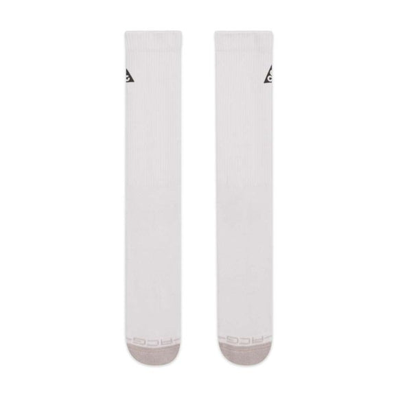 Et par Nike Ed Elvd Crew Socks i Photon Dust/College Grey/Reflective, unisex, lagt fladt ved siden af hinanden, med et lille sort trekantet logo nær toppen og grå tekst på tåområdet.
