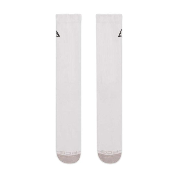 Et par Nike Ed Elvd Crew Socks i Photon Dust/College Grey/Reflective, unisex, lagt fladt ved siden af hinanden, med et lille sort trekantet logo nær toppen og grå tekst på tåområdet.